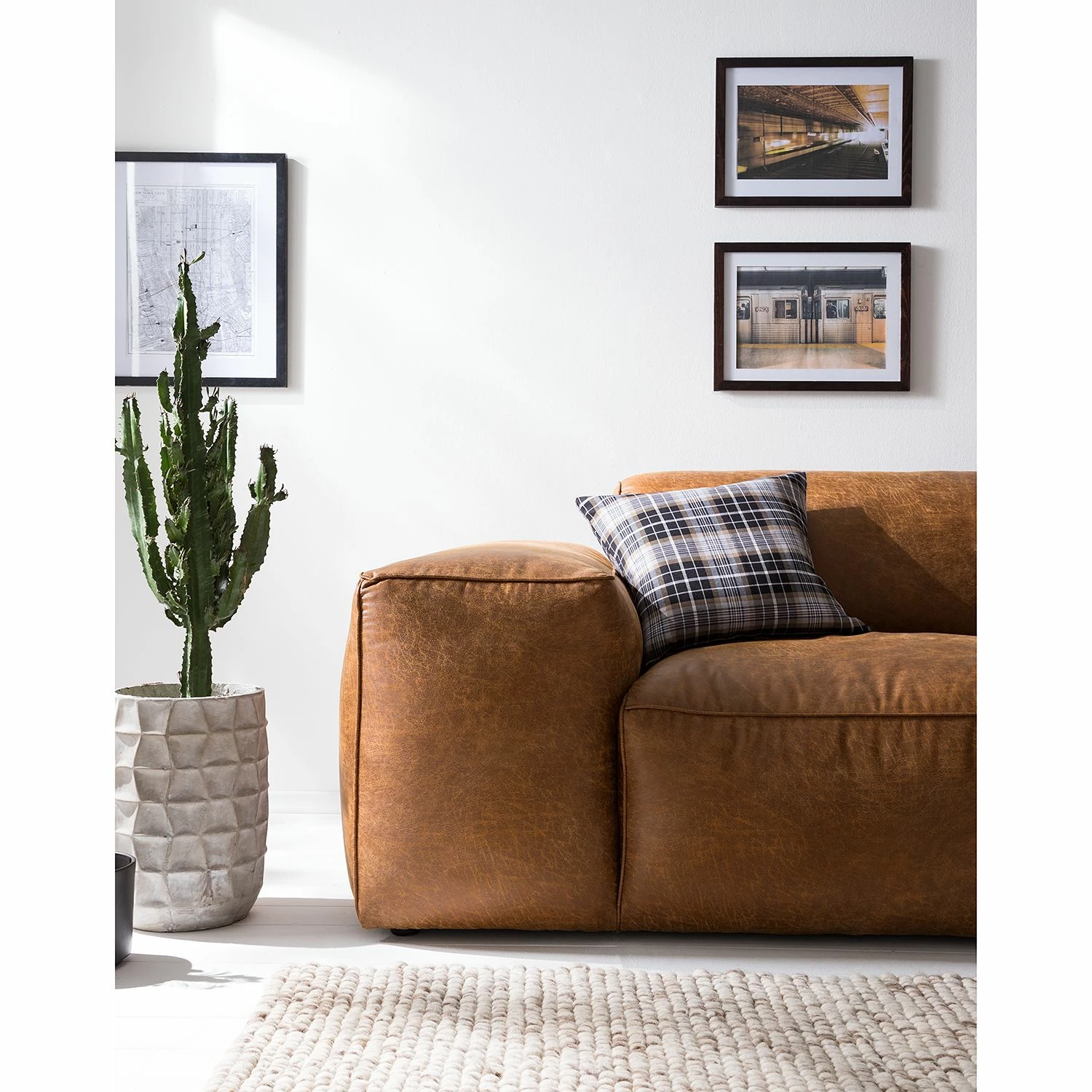 Ars manufacti Grand canapé Burrill Aspect cuir vieilli - Cognac 8 Ars manufacti Grand canapé Burrill Aspect cuir vieilli - Cognac – Image 6