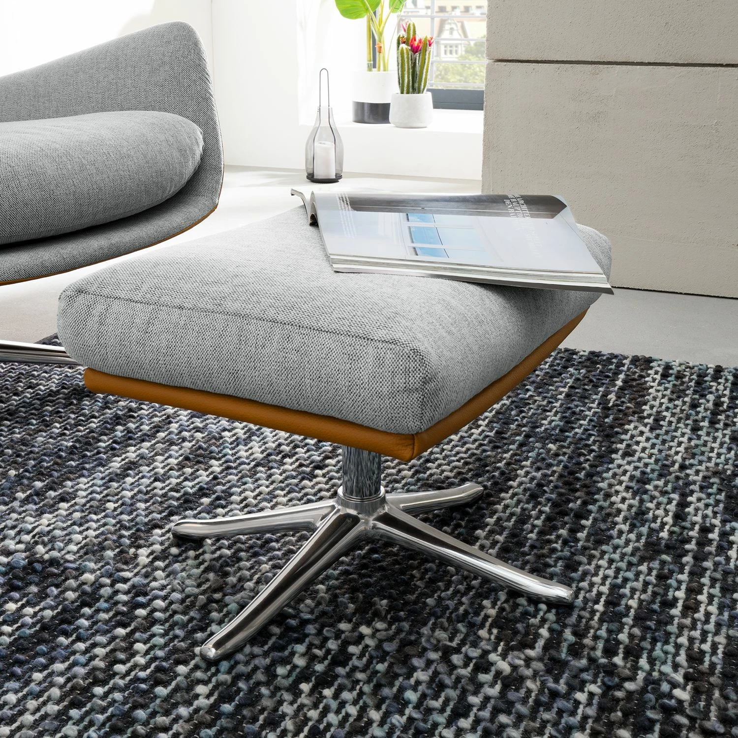 Studio Copenhagen Pouf repose-pieds Hepburn III - Gris clair / Cognac - Chrome brillant 5 Studio Copenhagen Pouf repose-pieds Hepburn III - Gris clair / Cognac - Chrome brillant – Image 3