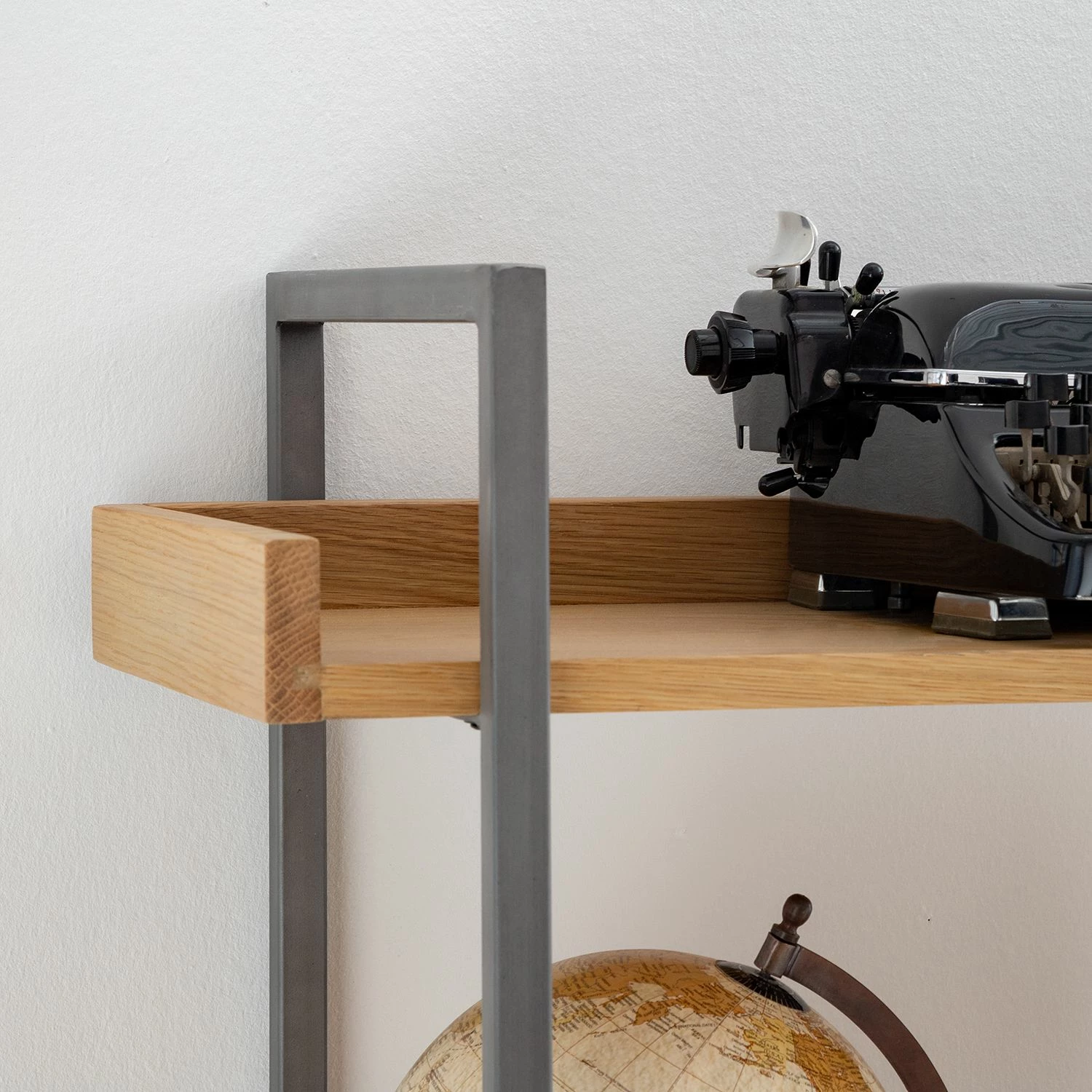 Ars manufacti Bibliothèque Dharai I - Placage en bois véritable / Métal - Chêne / Argenté 12 Ars manufacti Bibliothèque Dharai I - Placage en bois véritable / Métal - Chêne / Argenté – Image 10