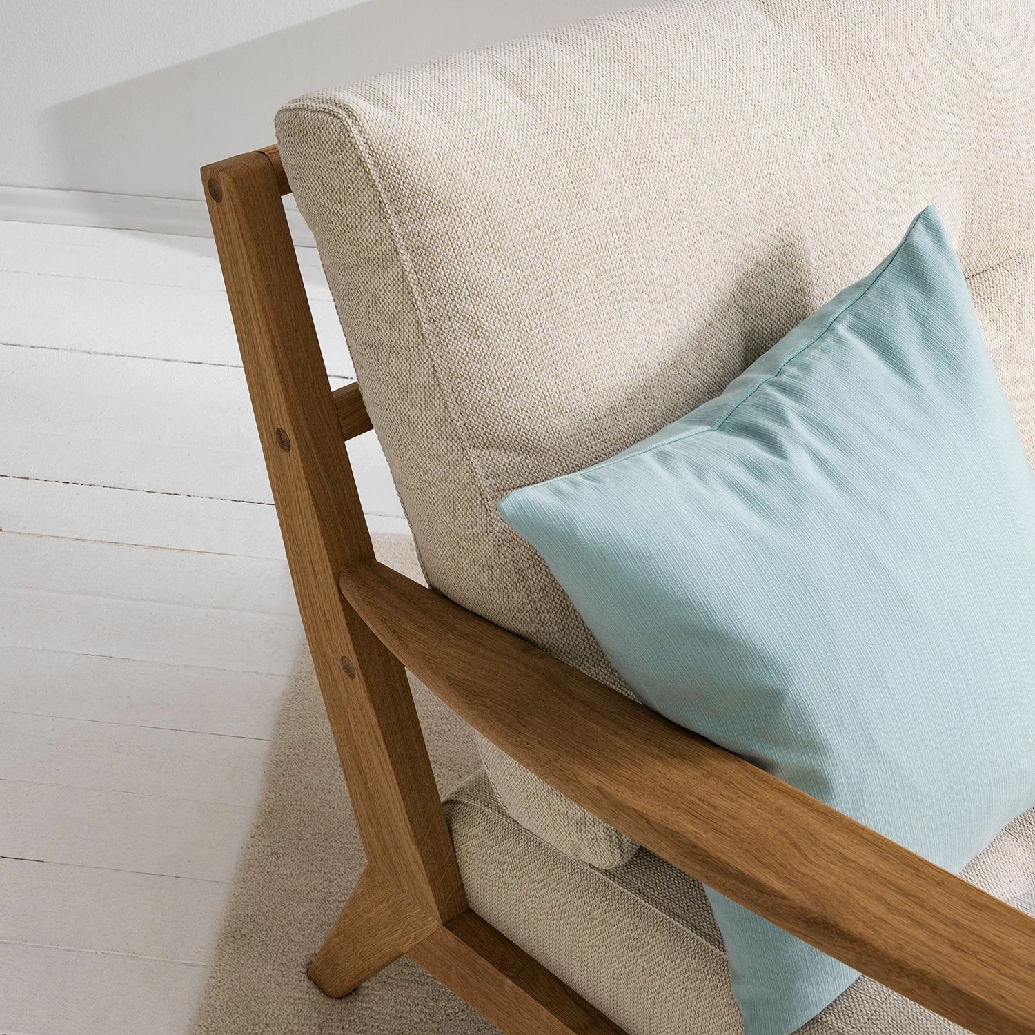 Studio Copenhagen Fauteuil TIMON - Tissu Saia: Beige 14 Studio Copenhagen Fauteuil TIMON - Tissu Saia: Beige – Image 12