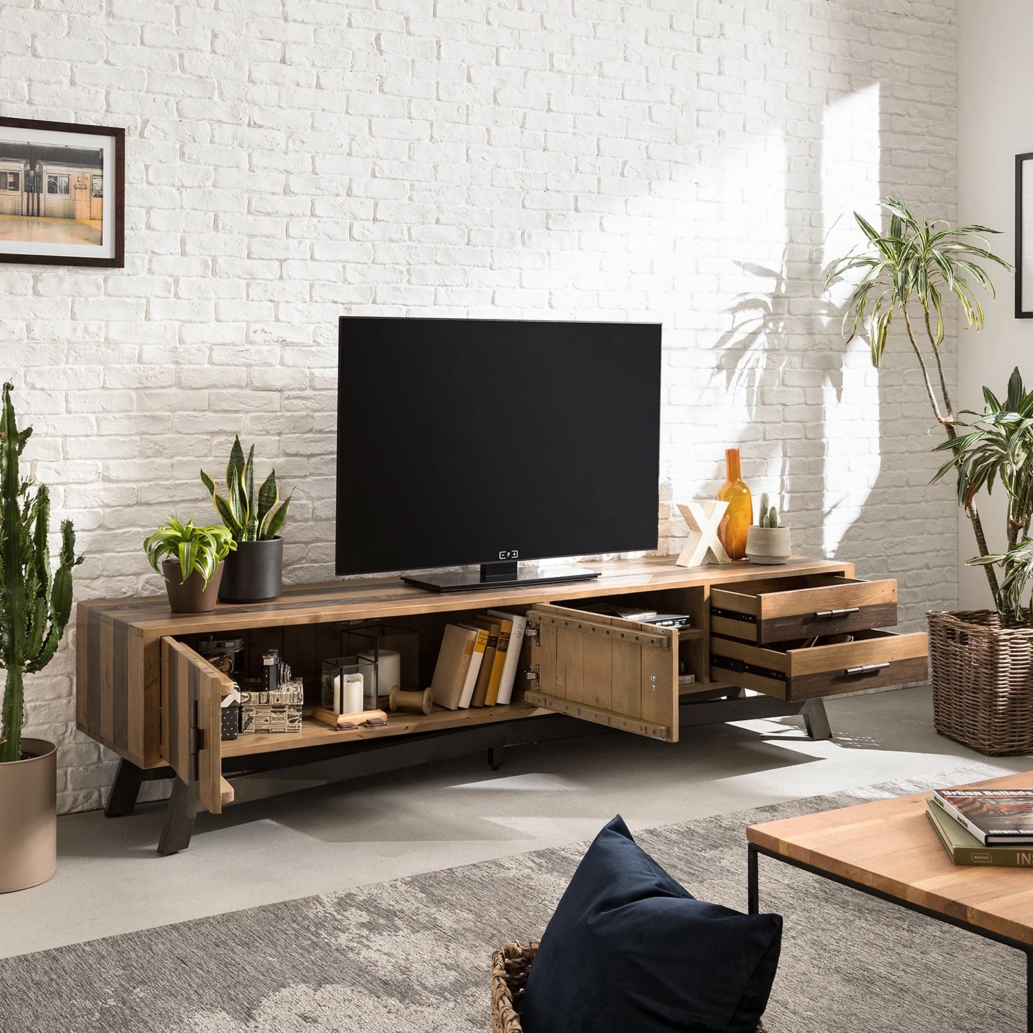 Ars manufacti Meuble TV Tamati III - Pin massif / Fer - Pin / Noir 5 Ars manufacti Meuble TV Tamati III - Pin massif / Fer - Pin / Noir – Image 3