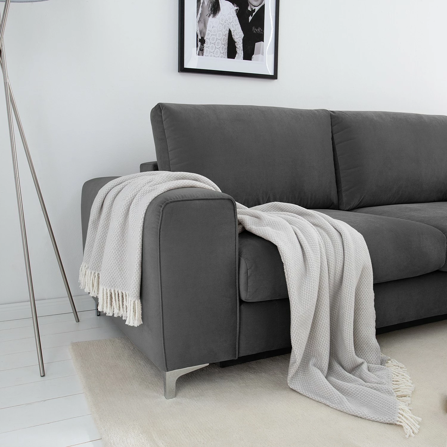 Jack & Alice Canapé d’angle Baitz I - Tissu - Velours Krysia: Anthracite - Méridienne longue à droite (vue de face) 13 Jack & Alice Canapé d’angle Baitz I - Tissu - Velours Krysia: Anthracite - Méridienne longue à droite (vue de face) – Image 11