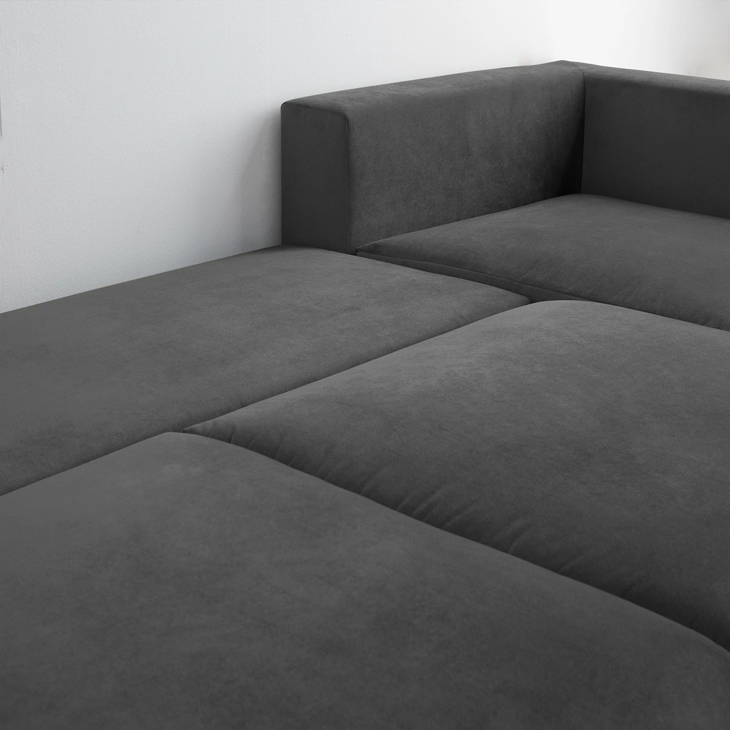 Jack & Alice Canapé d’angle Baitz I - Tissu - Velours Krysia: Anthracite - Méridienne longue à droite (vue de face) 11 Jack & Alice Canapé d’angle Baitz I - Tissu - Velours Krysia: Anthracite - Méridienne longue à droite (vue de face) – Image 9