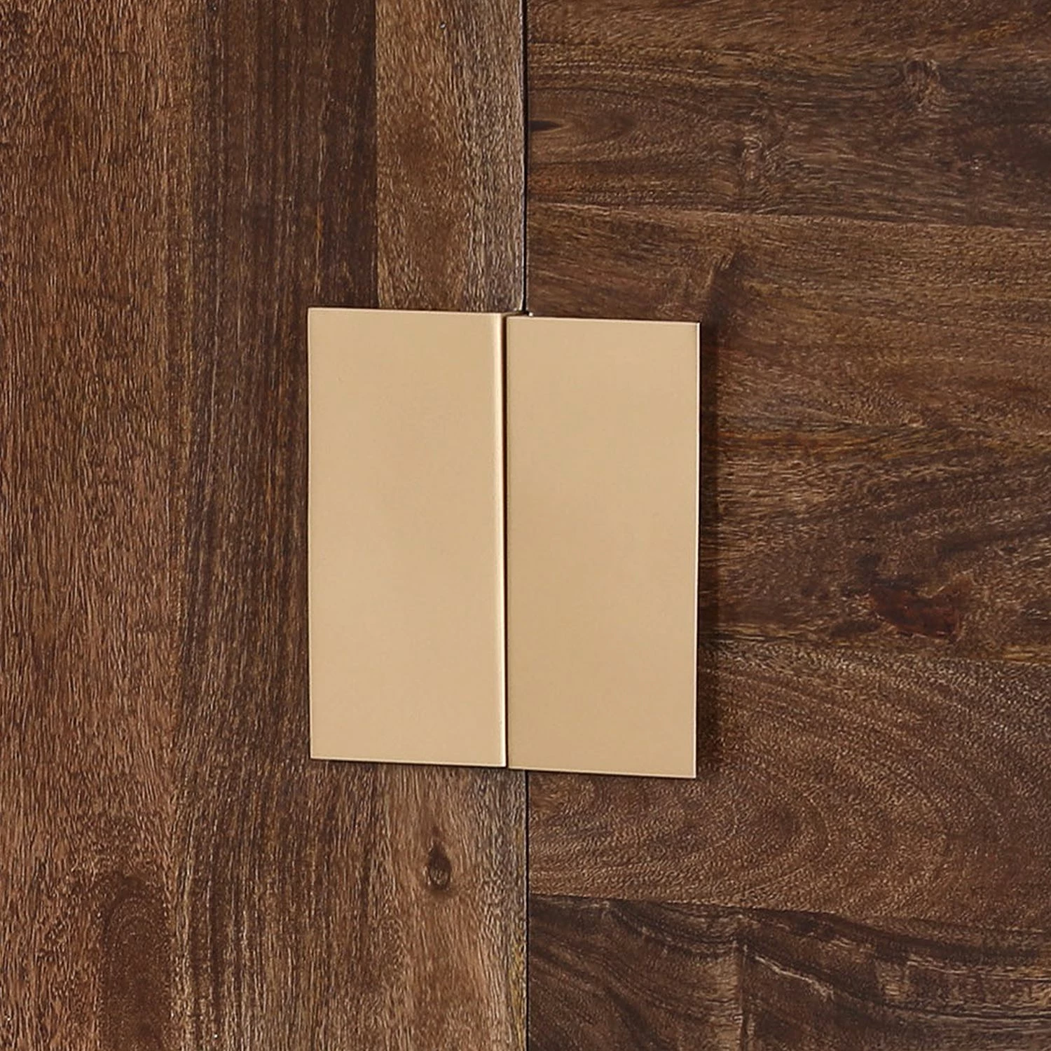 Jack & Alice Buffet Lyss - Acacia massif / Métal - Acacia marron / Laiton 6 Jack & Alice Buffet Lyss - Acacia massif / Métal - Acacia marron / Laiton – Image 4