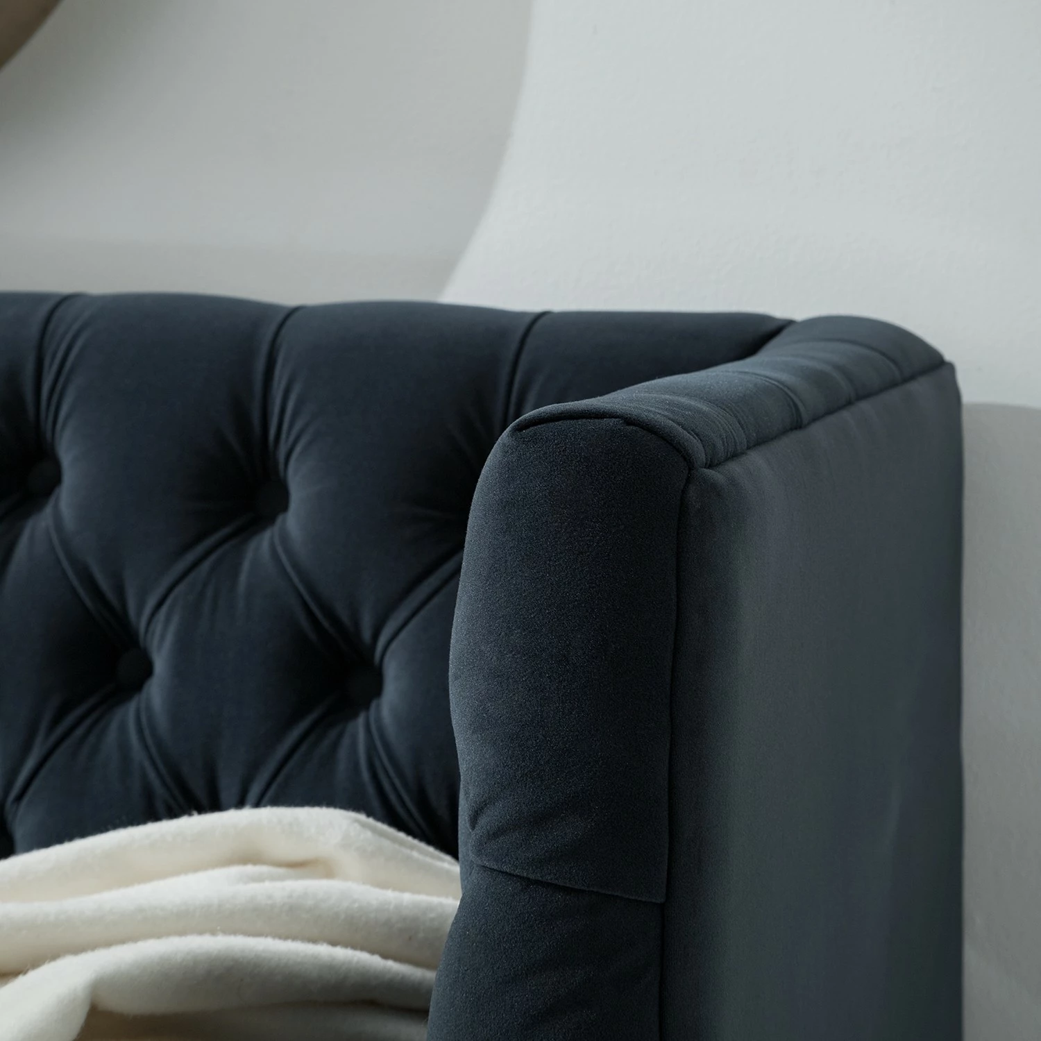 Jack & Alice Canapé Mindarie (3 places) - Velours - Bleu foncé 18 Jack & Alice Canapé Mindarie (3 places) - Velours - Bleu foncé – Image 16