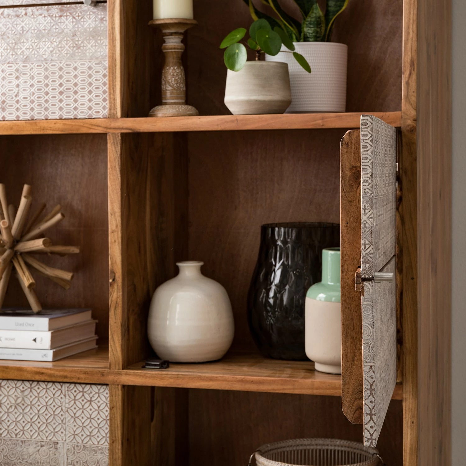 Ars manufacti Buffet haut Buuda - Partiellement en acacia massif - Écru / Acacia 6 Ars manufacti Buffet haut Buuda - Partiellement en acacia massif - Écru / Acacia – Image 4