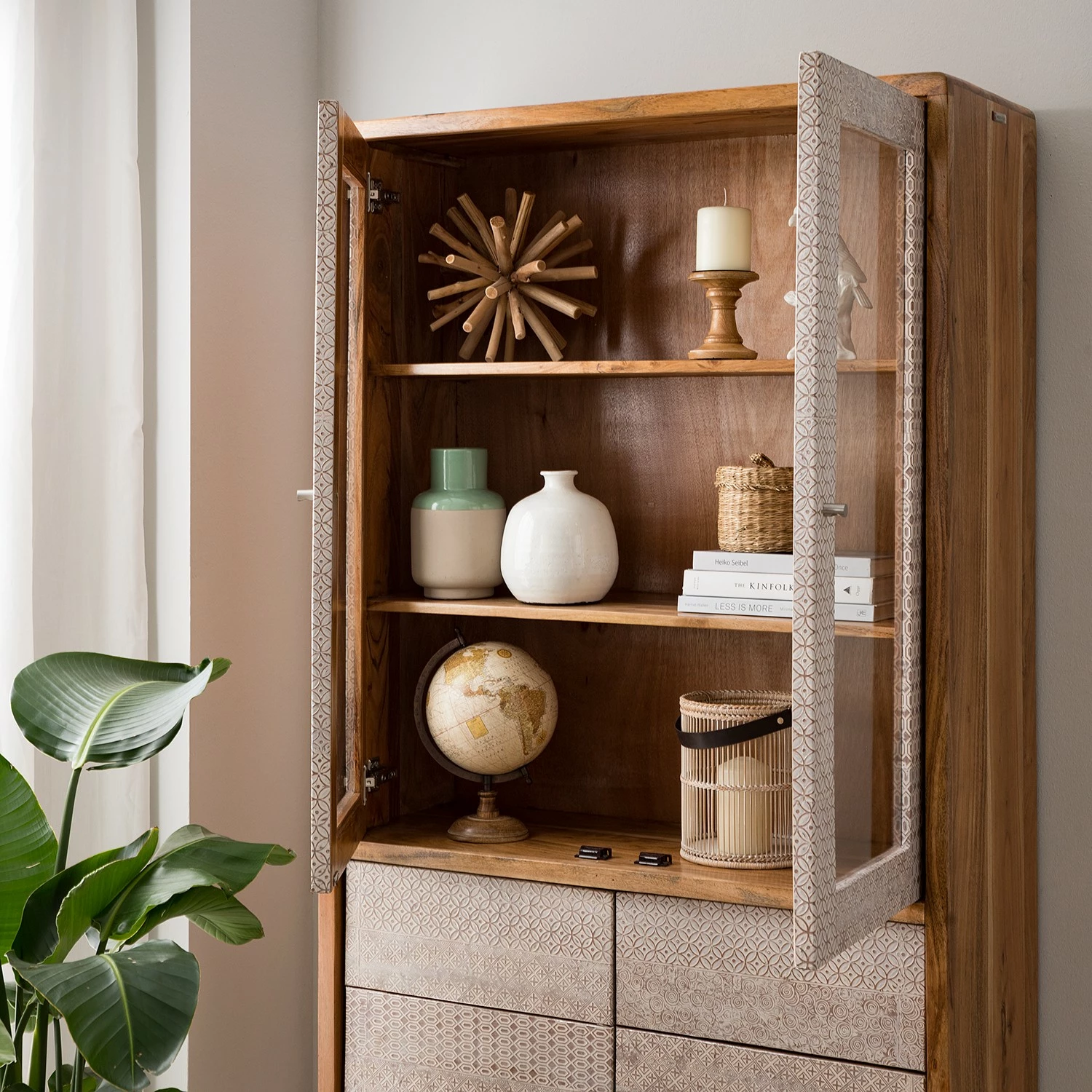 Ars manufacti Vitrine Buuda - Partiellement en acacia massif - Écru / Acacia 9 Ars manufacti Vitrine Buuda - Partiellement en acacia massif - Écru / Acacia – Image 7