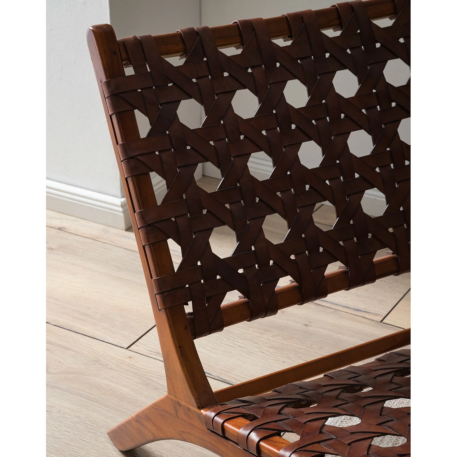 Ars manufacti Fauteuil design Copan - Cuir tressé / Teck massif - marron cognac / Teck 15 Ars manufacti Fauteuil design Copan - Cuir tressé / Teck massif - marron cognac / Teck – Image 13