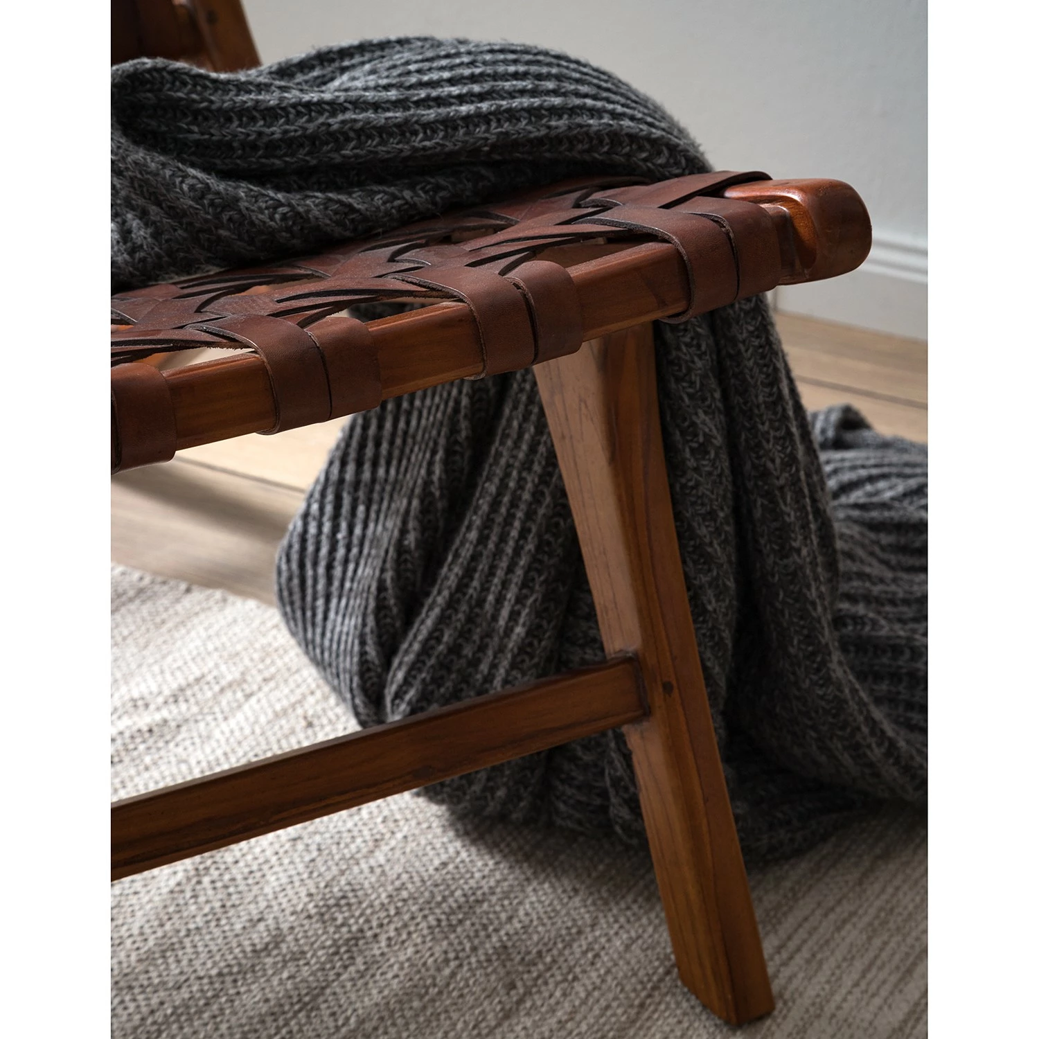 Ars manufacti Fauteuil design Copan - Cuir tressé / Teck massif - marron cognac / Teck 16 Ars manufacti Fauteuil design Copan - Cuir tressé / Teck massif - marron cognac / Teck – Image 14