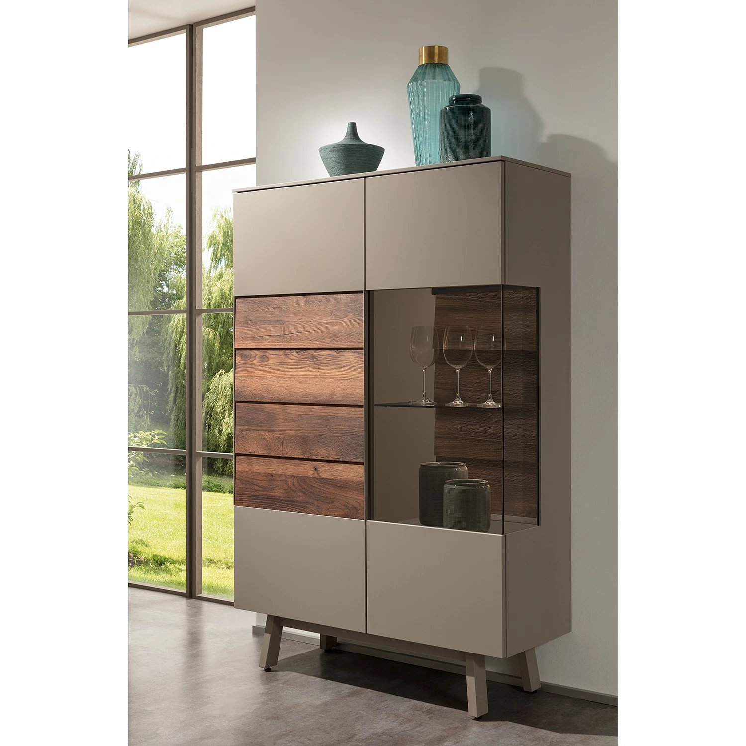 GWINNER Buffet haut Misano - Placage en bois véritable - Gris Sahara / Planches de chêne - Gris Sahara / Poutres en chêne - Porte en verre à droite - Sans éclairage 4 GWINNER Buffet haut Misano - Placage en bois véritable - Gris Sahara / Planches de chêne - Gris Sahara / Poutres en chêne - Porte en verre à droite - Sans éclairage – Image 2