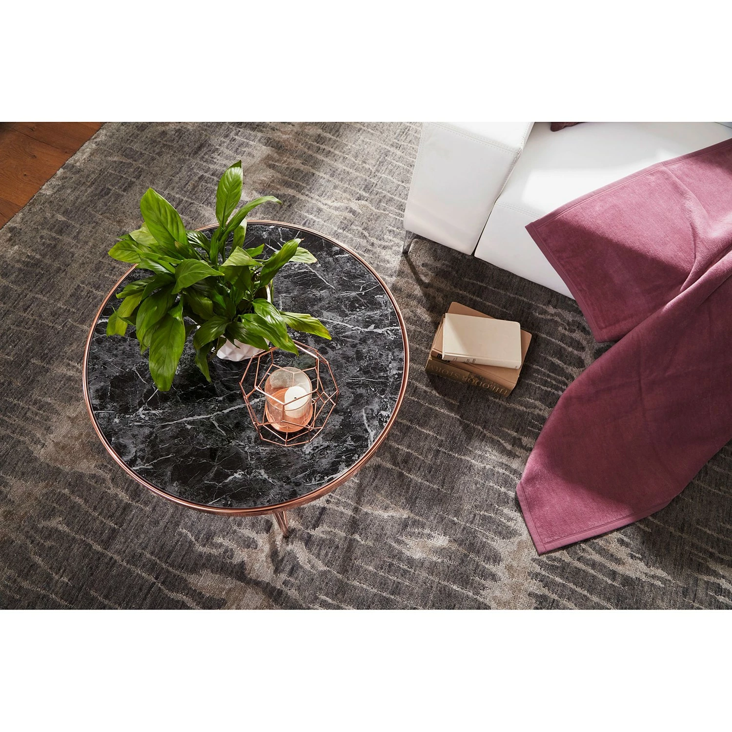 Jack & Alice Bout de canapé Cushina - Verre / métal - Imitation marbre noir / Cuivre 5 Jack & Alice Bout de canapé Cushina - Verre / métal - Imitation marbre noir / Cuivre – Image 3