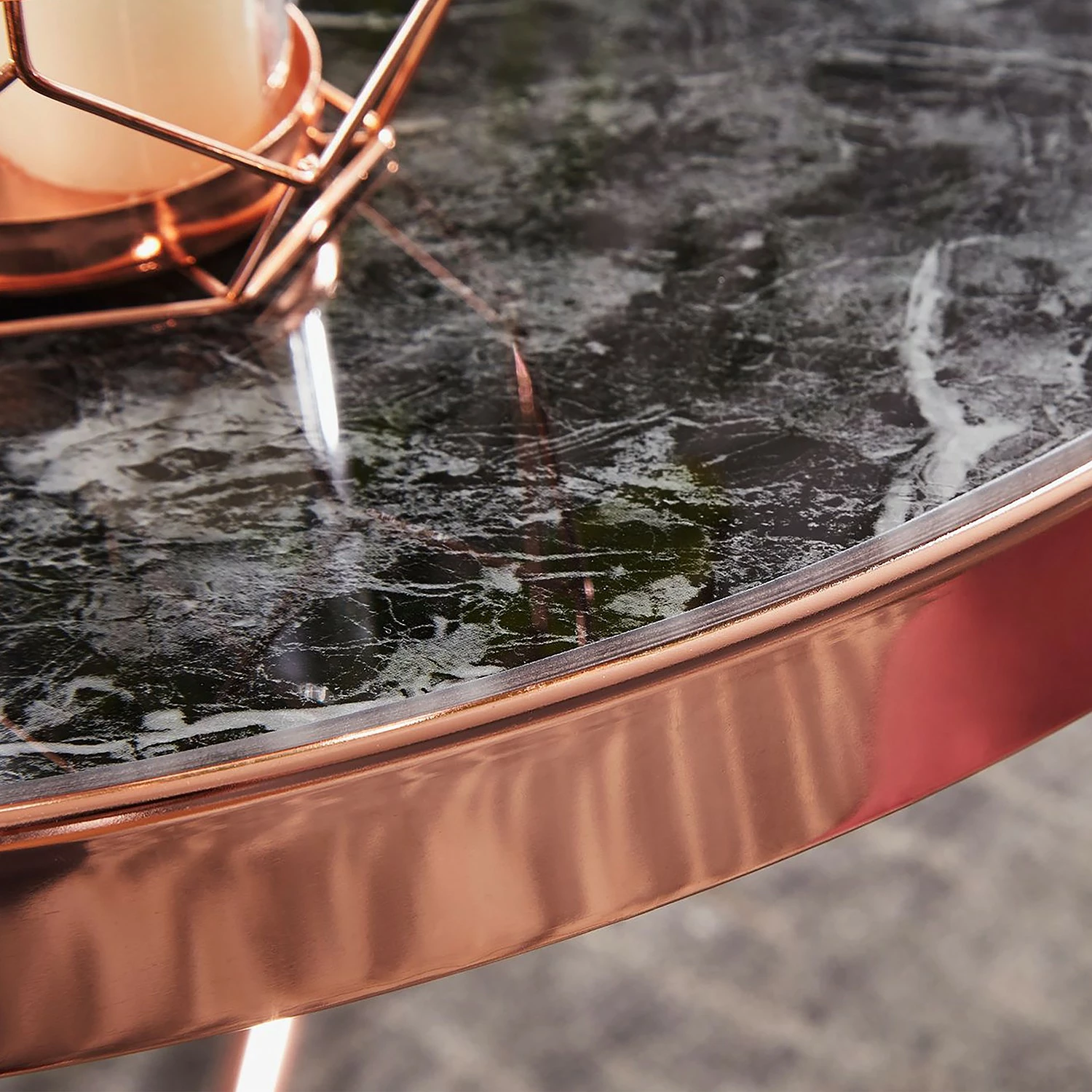 Jack & Alice Bout de canapé Cushina - Verre / métal - Imitation marbre noir / Cuivre 6 Jack & Alice Bout de canapé Cushina - Verre / métal - Imitation marbre noir / Cuivre – Image 4