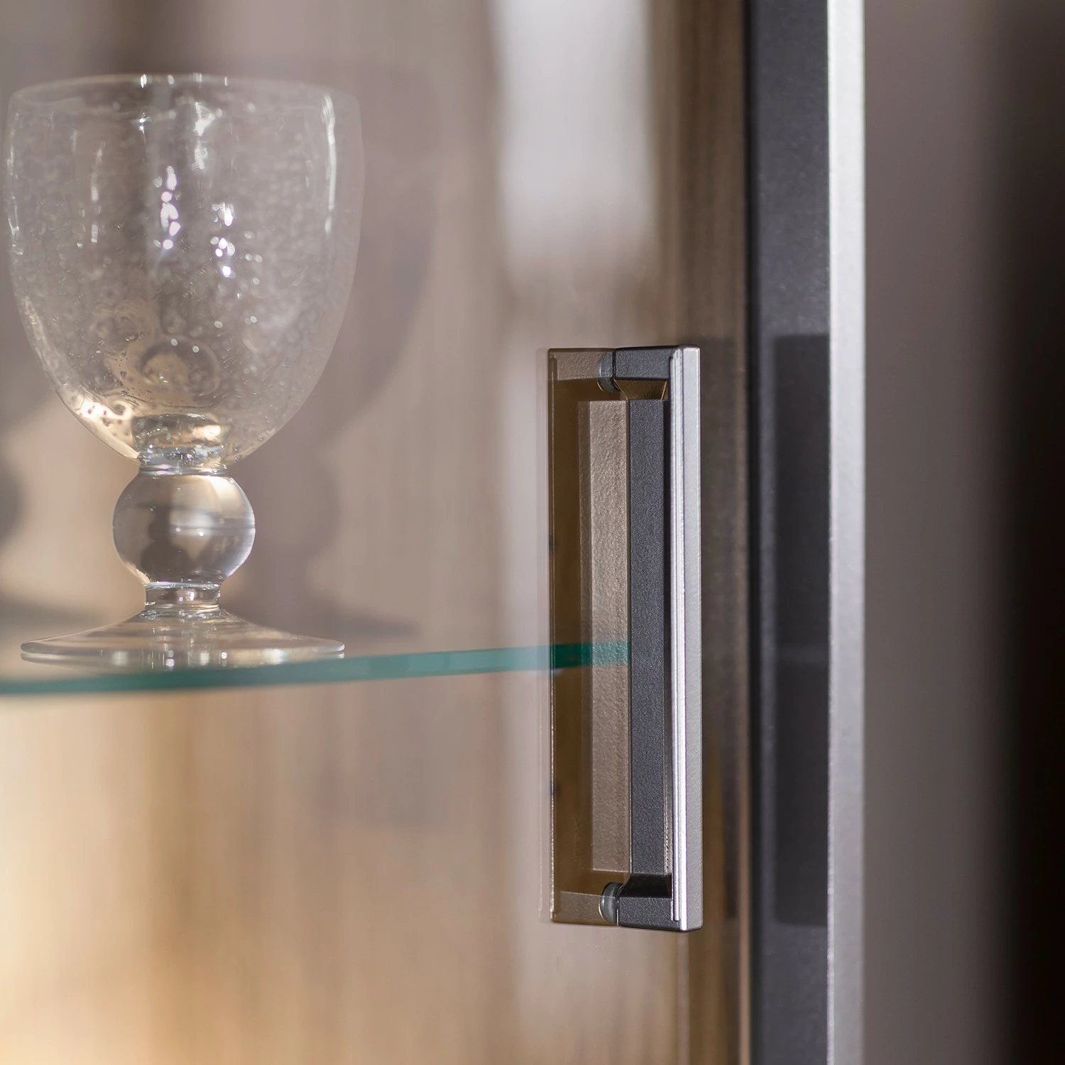 Naturoo Vitrine Doora - Partiellement en chêne à nœuds massif - Chêne à nœuds Bianco / Graphite 10 Naturoo Vitrine Doora - Partiellement en chêne à nœuds massif - Chêne à nœuds Bianco / Graphite – Image 8