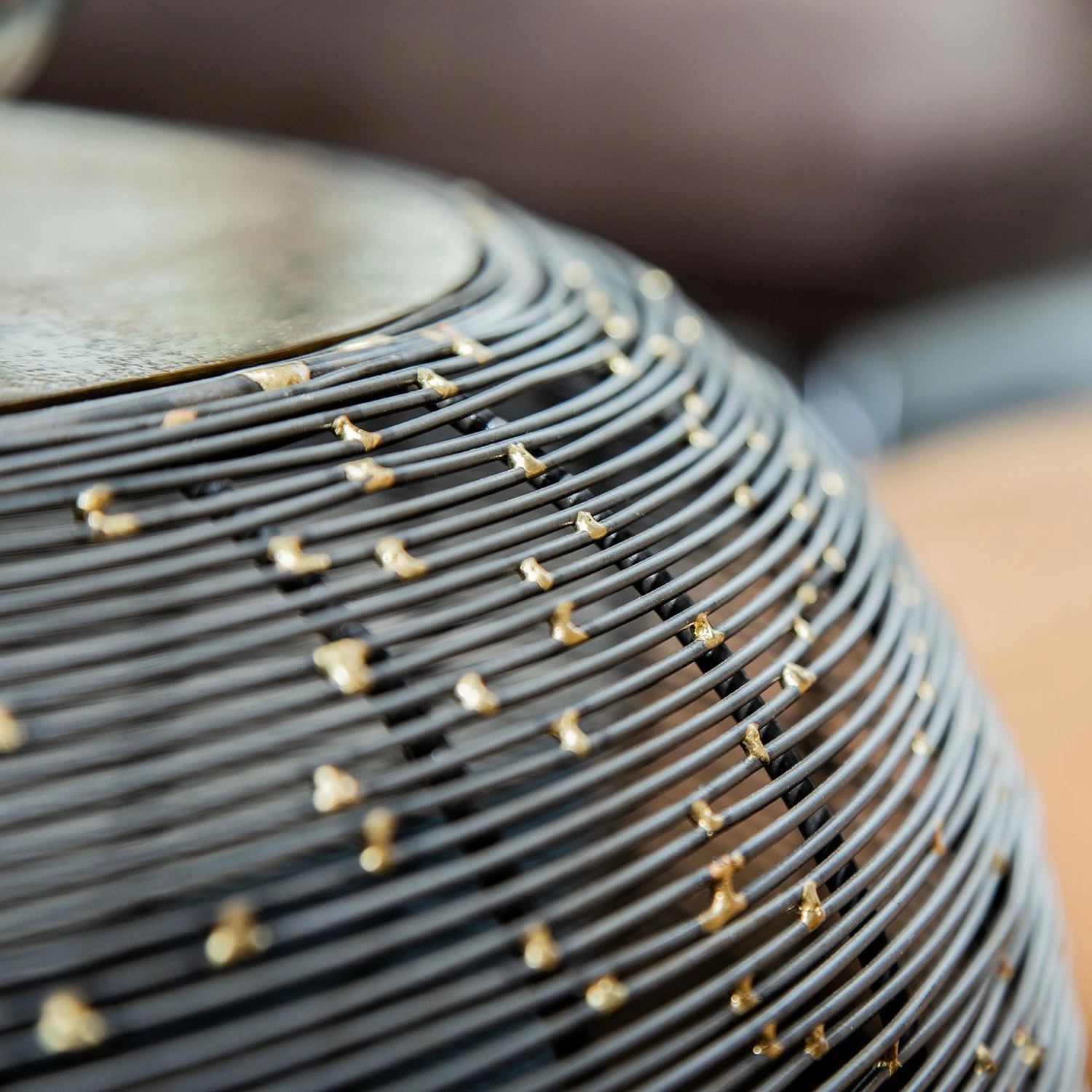 Jack & Alice Bout de canapé Crossett III - Aluminium / Fer / Laiton vieilli / Noir 6 Jack & Alice Bout de canapé Crossett III - Aluminium / Fer / Laiton vieilli / Noir – Image 4