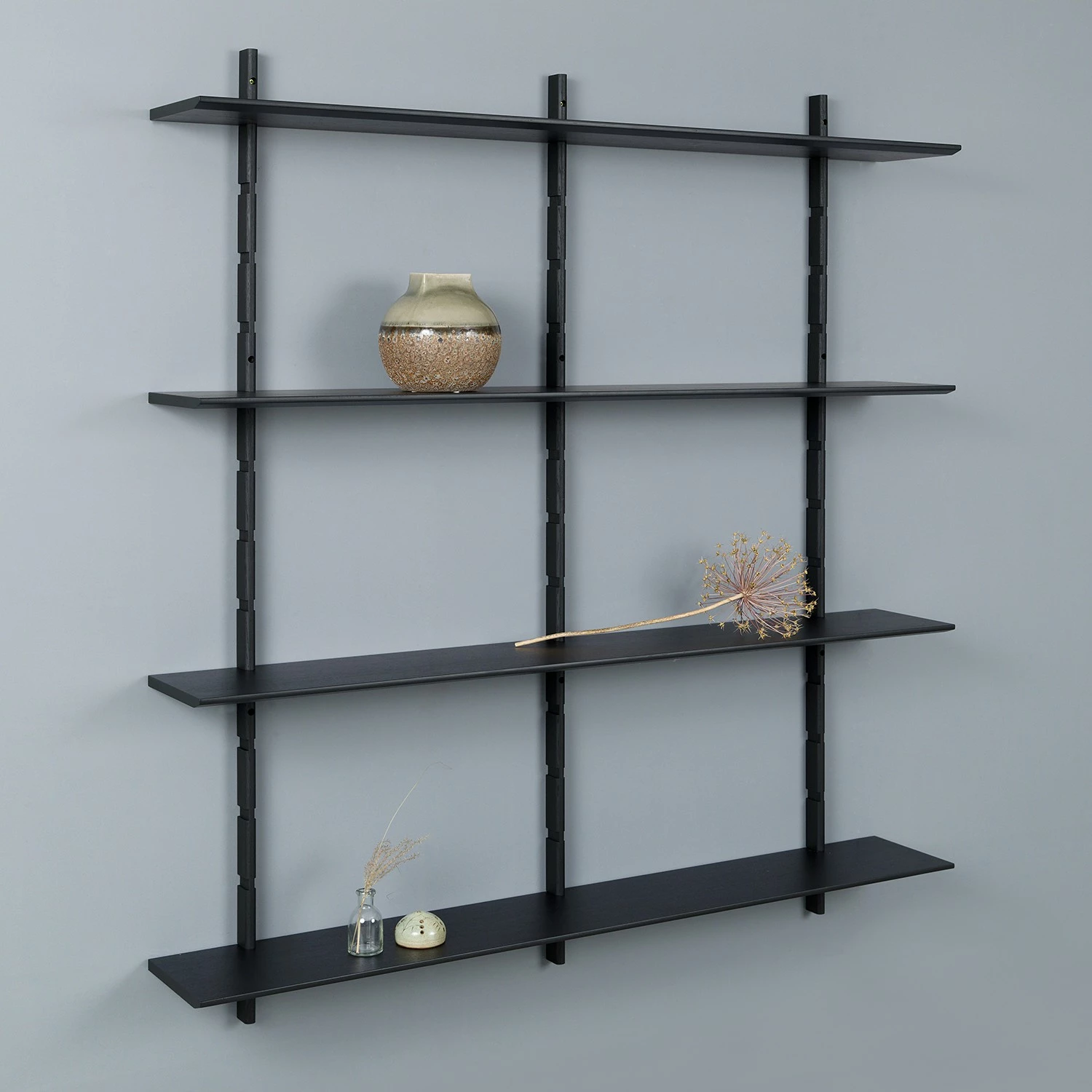 Studio Copenhagen Étagère murale Lautaro IV - Partiellement en chêne massif - Chêne / Noir 4 Studio Copenhagen Étagère murale Lautaro IV - Partiellement en chêne massif - Chêne / Noir – Image 2