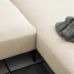 Studio Copenhagen Canapé d’angle Berrie I - Tissu Saia: Beige - Largeur : 266 cm - Méridienne courte à droite (vue de face) 39 Studio Copenhagen Canapé d’angle Berrie I - Tissu Saia: Beige - Largeur : 266 cm - Méridienne courte à droite (vue de face) -loftscape Boutique 1000217440 210222 09071800160 DETAILS P000000001000217440