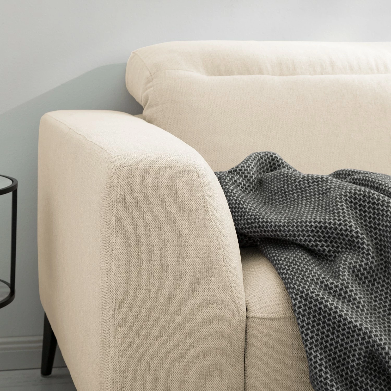 Studio Copenhagen Canapé d’angle Berrie I - Tissu Saia: Beige - Largeur : 266 cm - Méridienne courte à droite (vue de face) 18 Studio Copenhagen Canapé d’angle Berrie I - Tissu Saia: Beige - Largeur : 266 cm - Méridienne courte à droite (vue de face) – Image 16