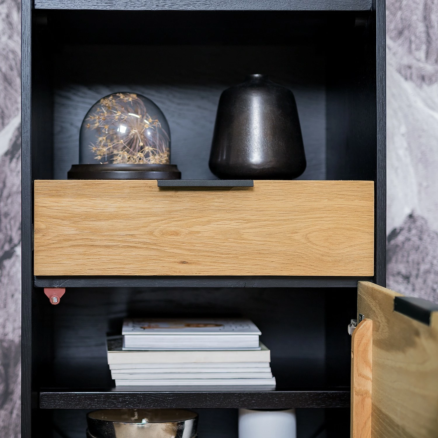 Studio Copenhagen Étagère Xavi - Placage en bois véritable / Métal - Chêne / Chêne noir 14 Studio Copenhagen Étagère Xavi - Placage en bois véritable / Métal - Chêne / Chêne noir – Image 12