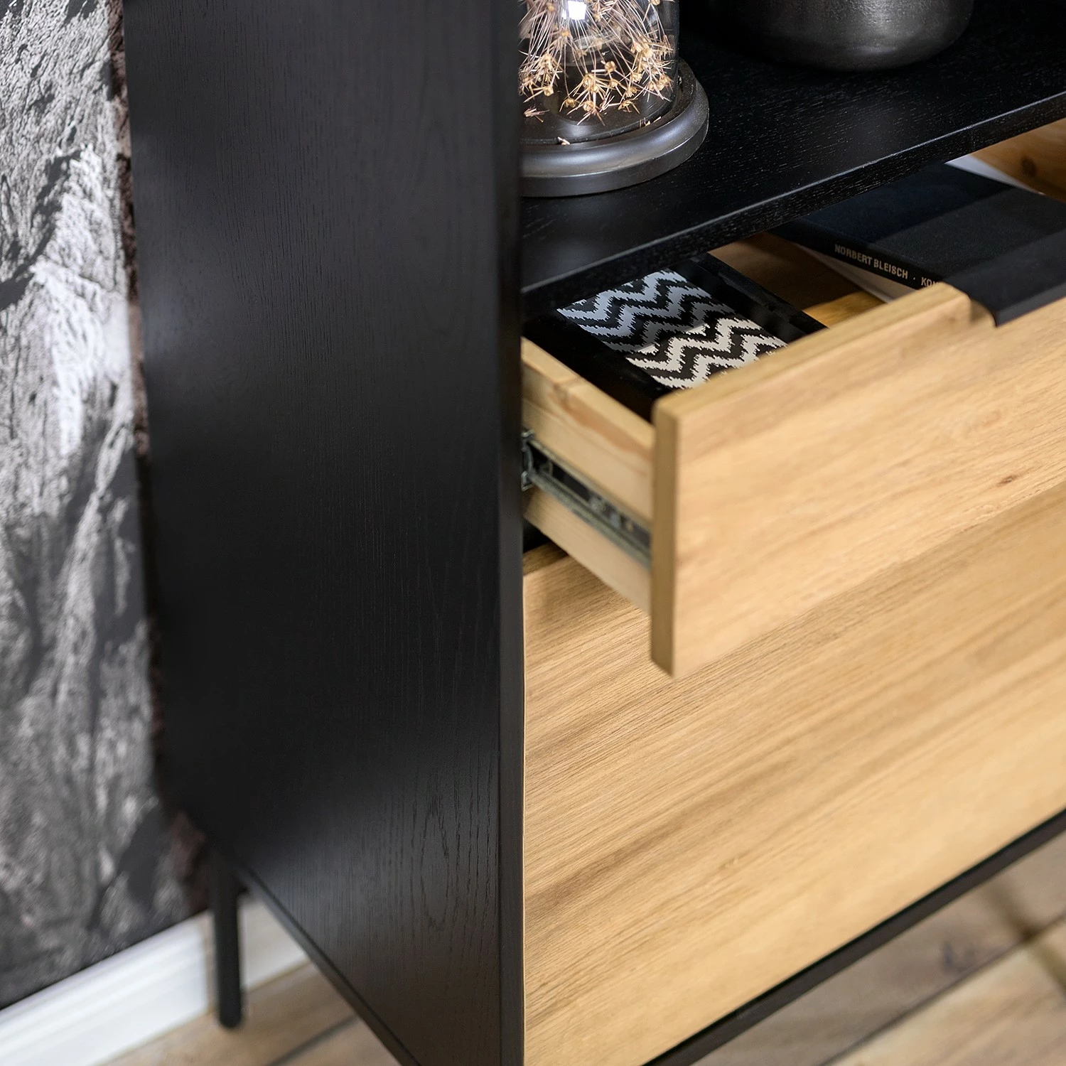 Studio Copenhagen Étagère Xavi - Placage en bois véritable / Métal - Chêne / Chêne noir 16 Studio Copenhagen Étagère Xavi - Placage en bois véritable / Métal - Chêne / Chêne noir – Image 14