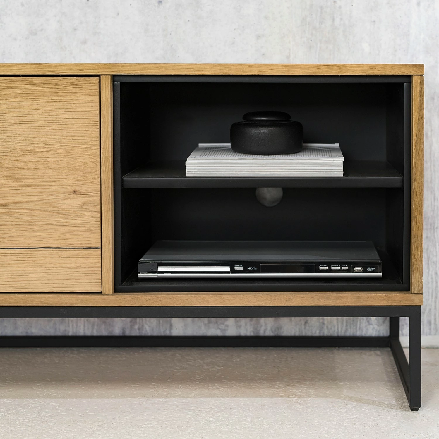 Studio Copenhagen Meuble TV Flox II - Placage en bois véritable / Métal -Chêne / Noir 15 Studio Copenhagen Meuble TV Flox II - Placage en bois véritable / Métal -Chêne / Noir – Image 13