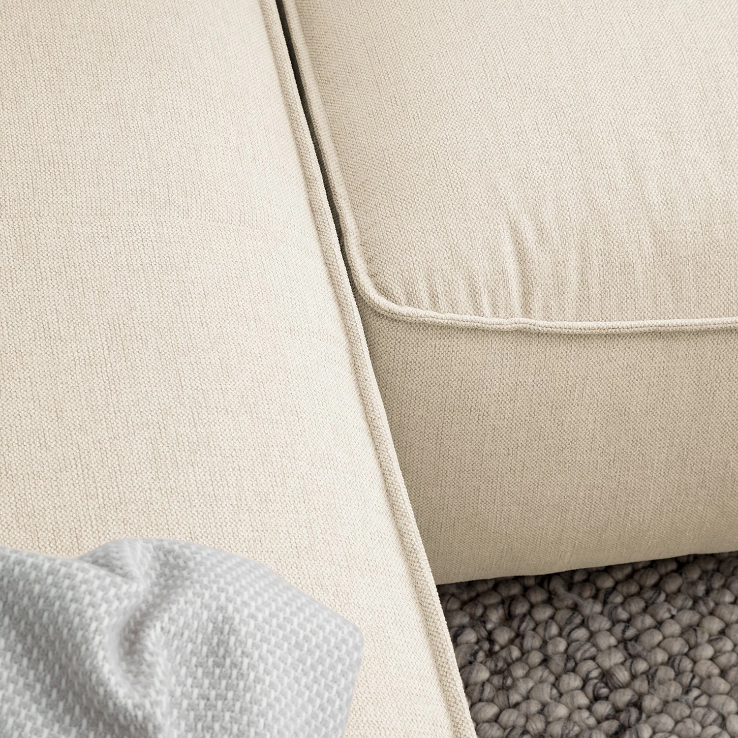 Studio Copenhagen Canapé d’angle Buckley II - Tissu Saia: Beige - Méridienne courte à gauche (vue de face) 14 Studio Copenhagen Canapé d’angle Buckley II - Tissu Saia: Beige - Méridienne courte à gauche (vue de face) – Image 12