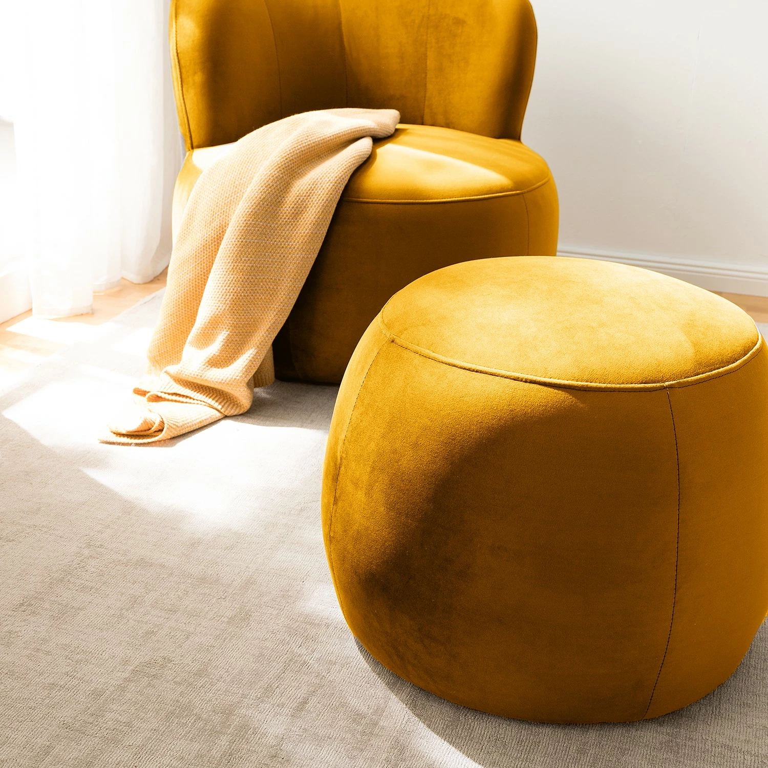 Loftscape Repose-pieds Lovelock - Velours Ravi: Jaune moutarde 5 Loftscape Repose-pieds Lovelock - Velours Ravi: Jaune moutarde – Image 3