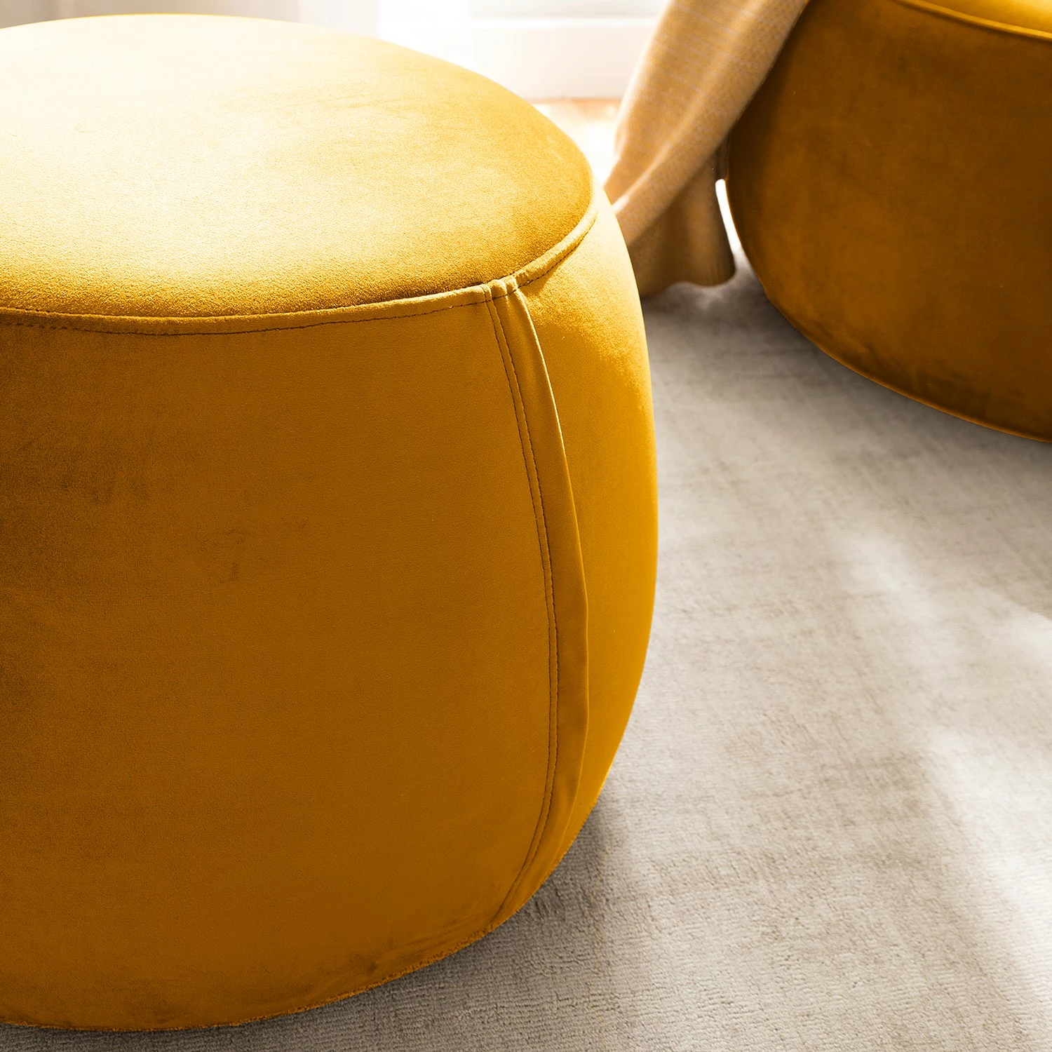 Loftscape Repose-pieds Lovelock - Velours Ravi: Jaune moutarde 6 Loftscape Repose-pieds Lovelock - Velours Ravi: Jaune moutarde – Image 4