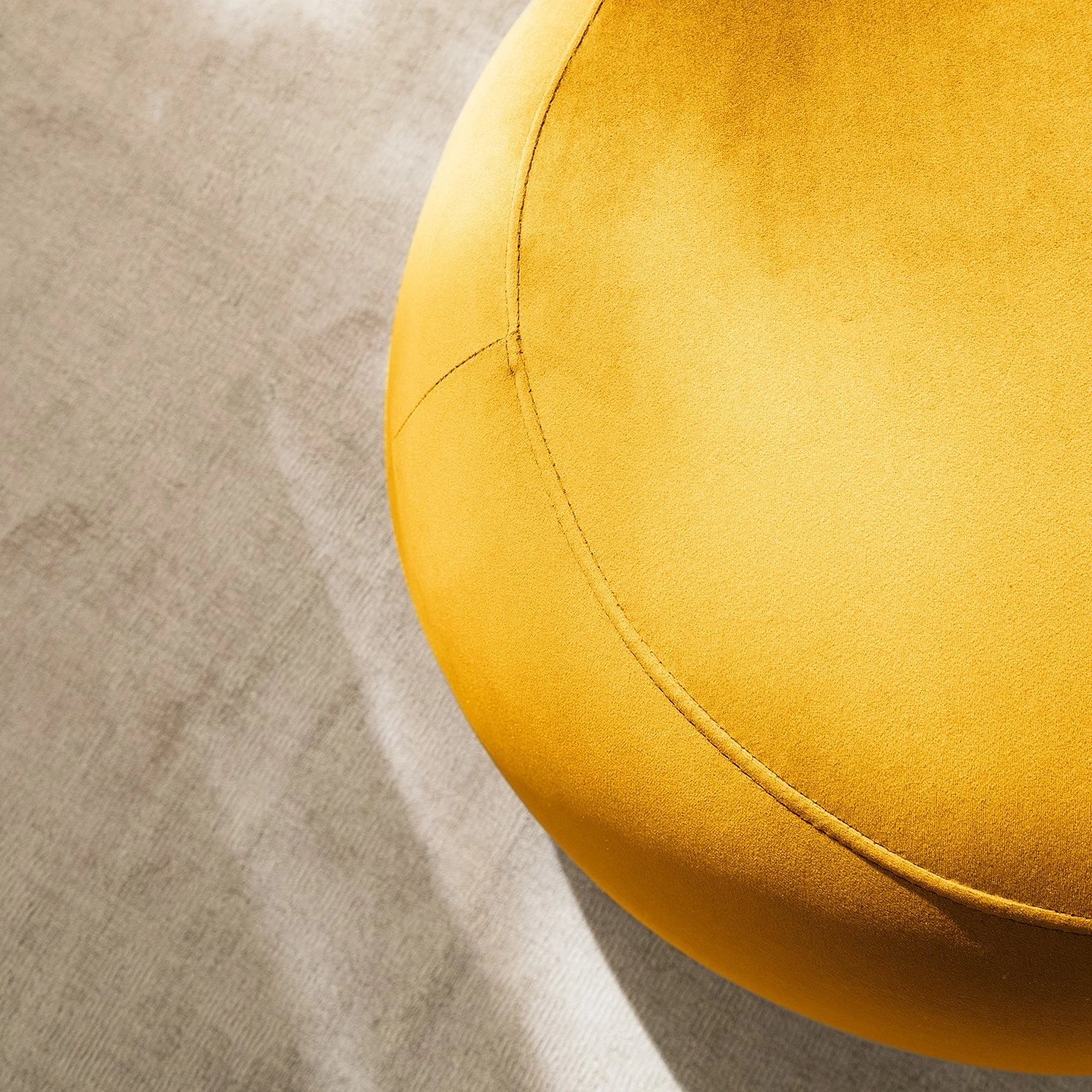 Loftscape Repose-pieds Lovelock - Velours Ravi: Jaune moutarde 8 Loftscape Repose-pieds Lovelock - Velours Ravi: Jaune moutarde – Image 6