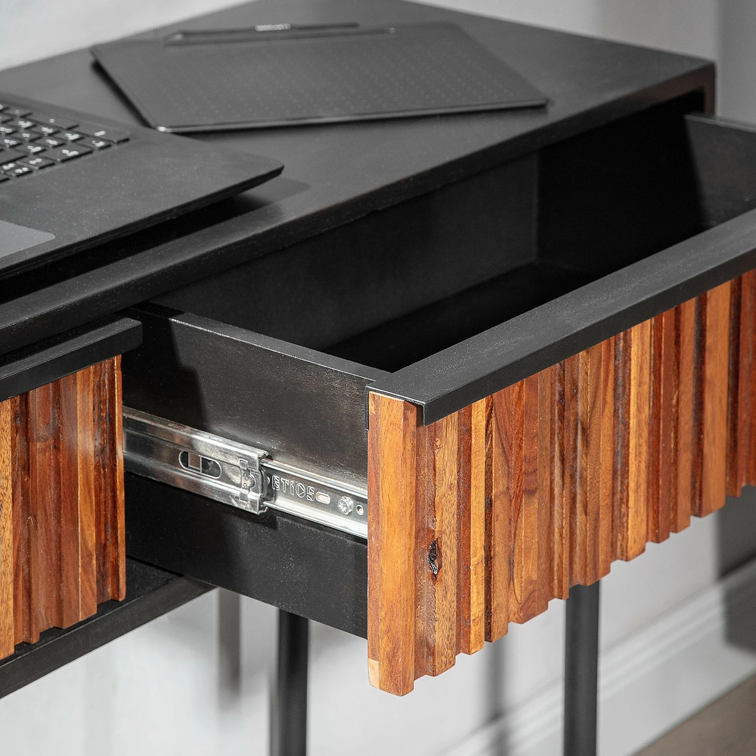 Red Living Console Sanvic - Sheesham / Acacia massif - Sheesham / Anthracite 7 Red Living Console Sanvic - Sheesham / Acacia massif - Sheesham / Anthracite – Image 5