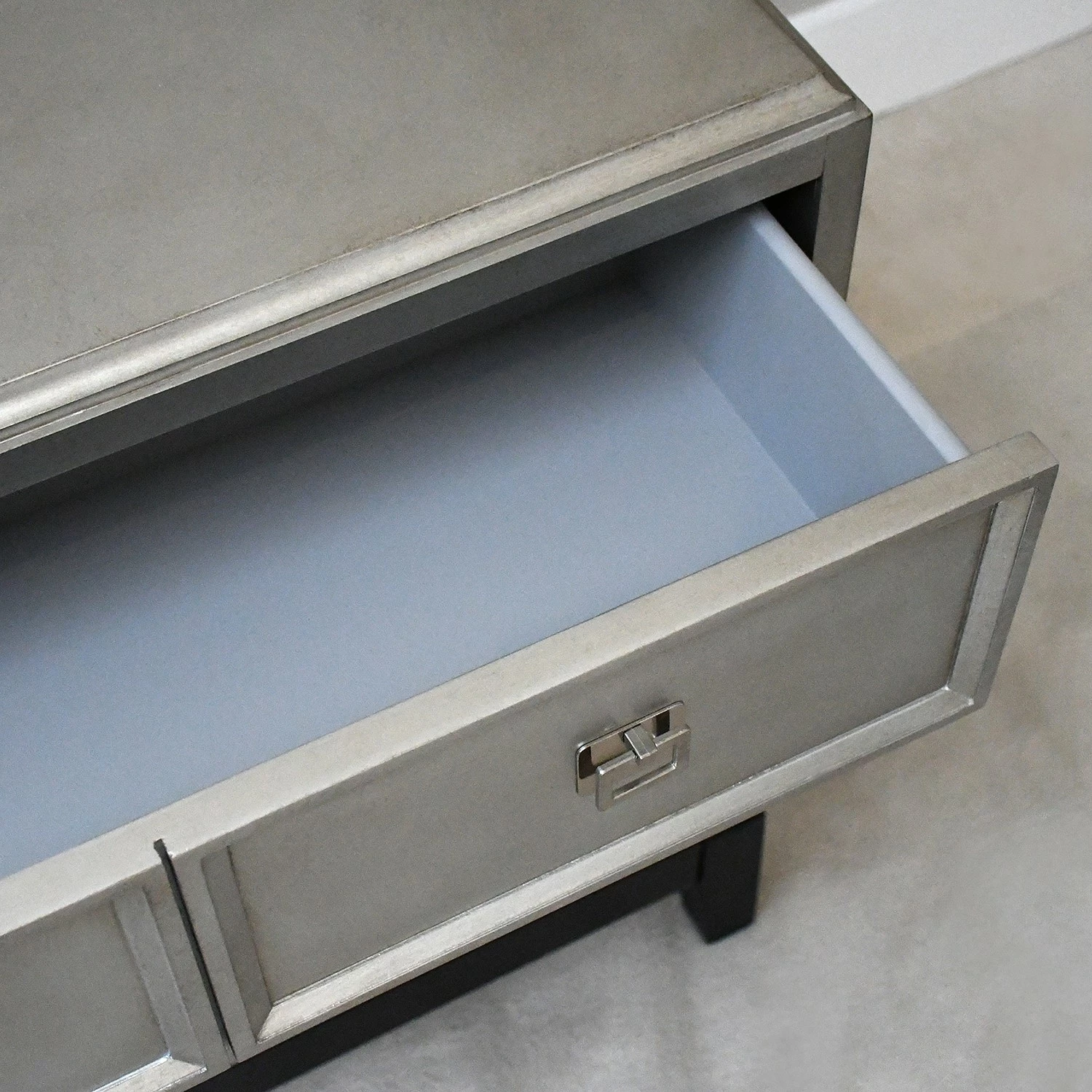 Red Living Commode Tilloloy - Blanc / Argenté / Noir 9 Red Living Commode Tilloloy - Blanc / Argenté / Noir – Image 7