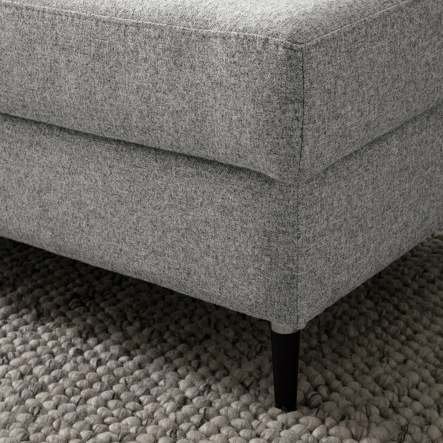 Studio Copenhagen Repose-pieds COSO Classic+ - Tissu Inze: Gris clair - Noir - Profondeur : 64 cm 11 Studio Copenhagen Repose-pieds COSO Classic+ - Tissu Inze: Gris clair - Noir - Profondeur : 64 cm – Image 9