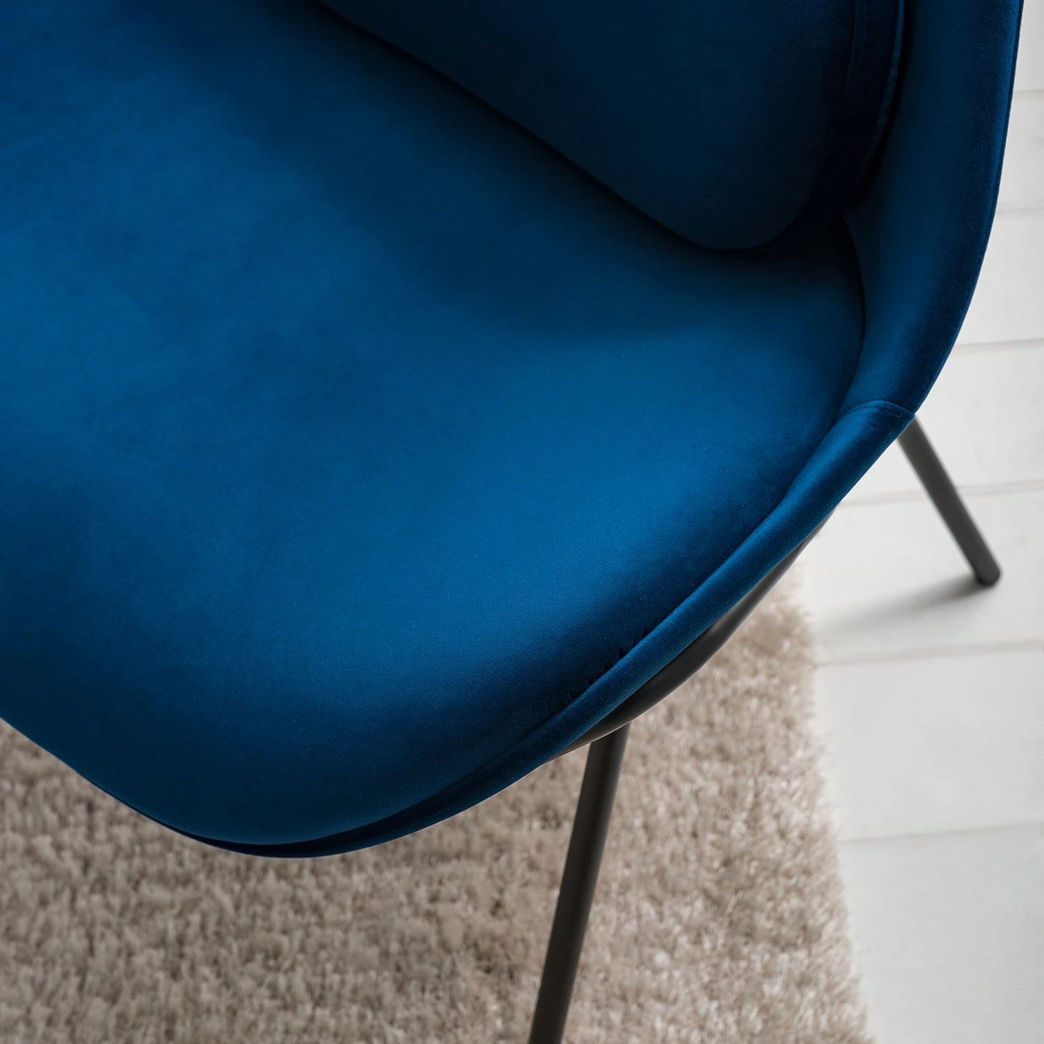 Studio Copenhagen Fauteuil Evie II - Velours / Métal - Bleu foncé / Noir 7 Studio Copenhagen Fauteuil Evie II - Velours / Métal - Bleu foncé / Noir – Image 5