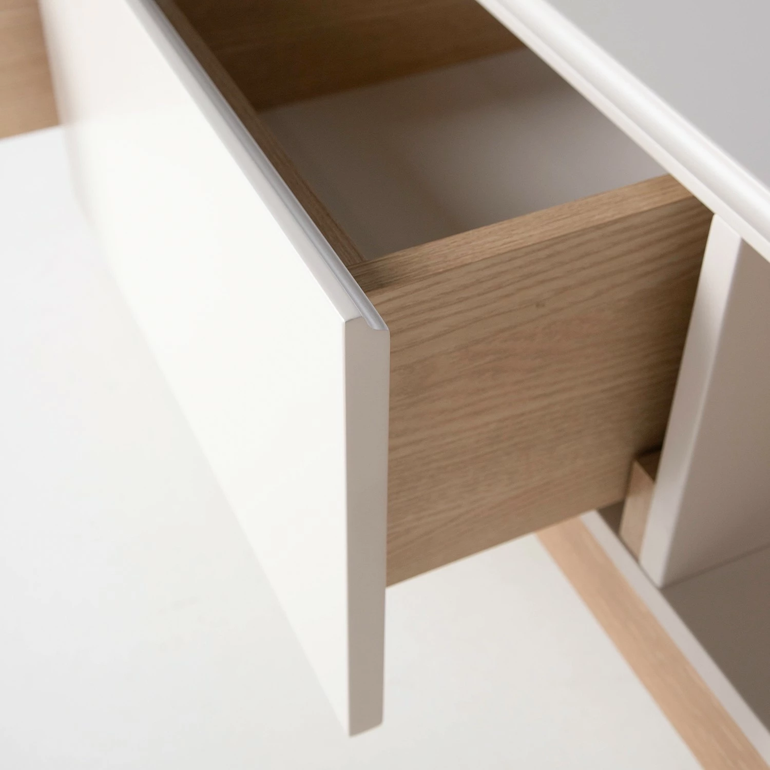 Studio Copenhagen Meuble TV Cooby II - Blanc / Chêne 19 Studio Copenhagen Meuble TV Cooby II - Blanc / Chêne – Image 17