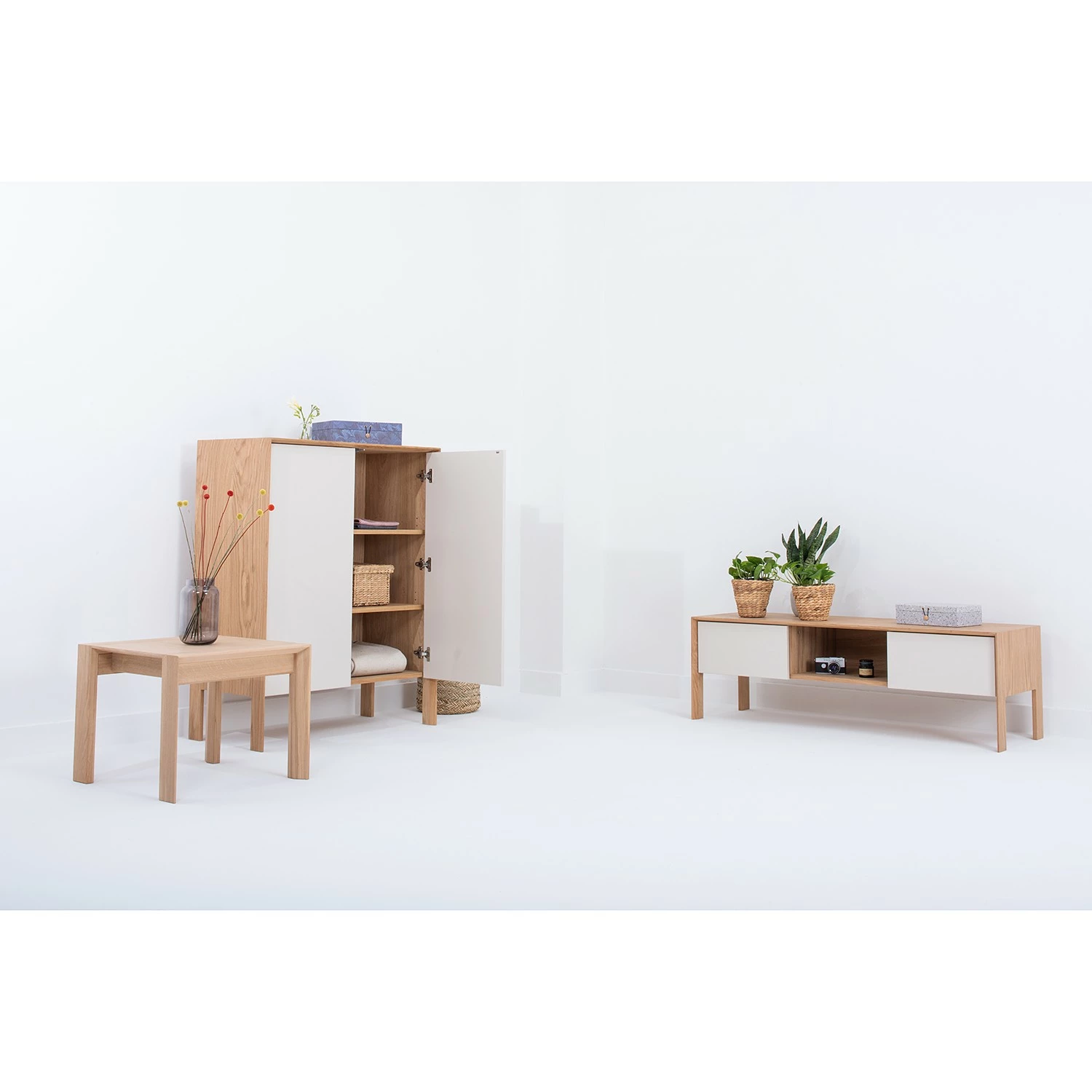 Studio Copenhagen Table basse Maayka - Partiellement en chêne massif - Chêne clair - Largeur : 55 cm 5 Studio Copenhagen Table basse Maayka - Partiellement en chêne massif - Chêne clair - Largeur : 55 cm – Image 3