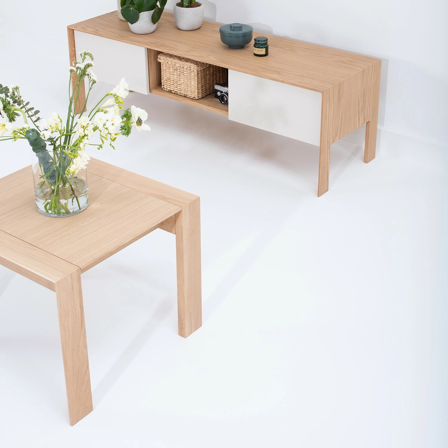 Studio Copenhagen Table basse Maayka - Partiellement en chêne massif - Chêne clair - Largeur : 55 cm 6 Studio Copenhagen Table basse Maayka - Partiellement en chêne massif - Chêne clair - Largeur : 55 cm – Image 4