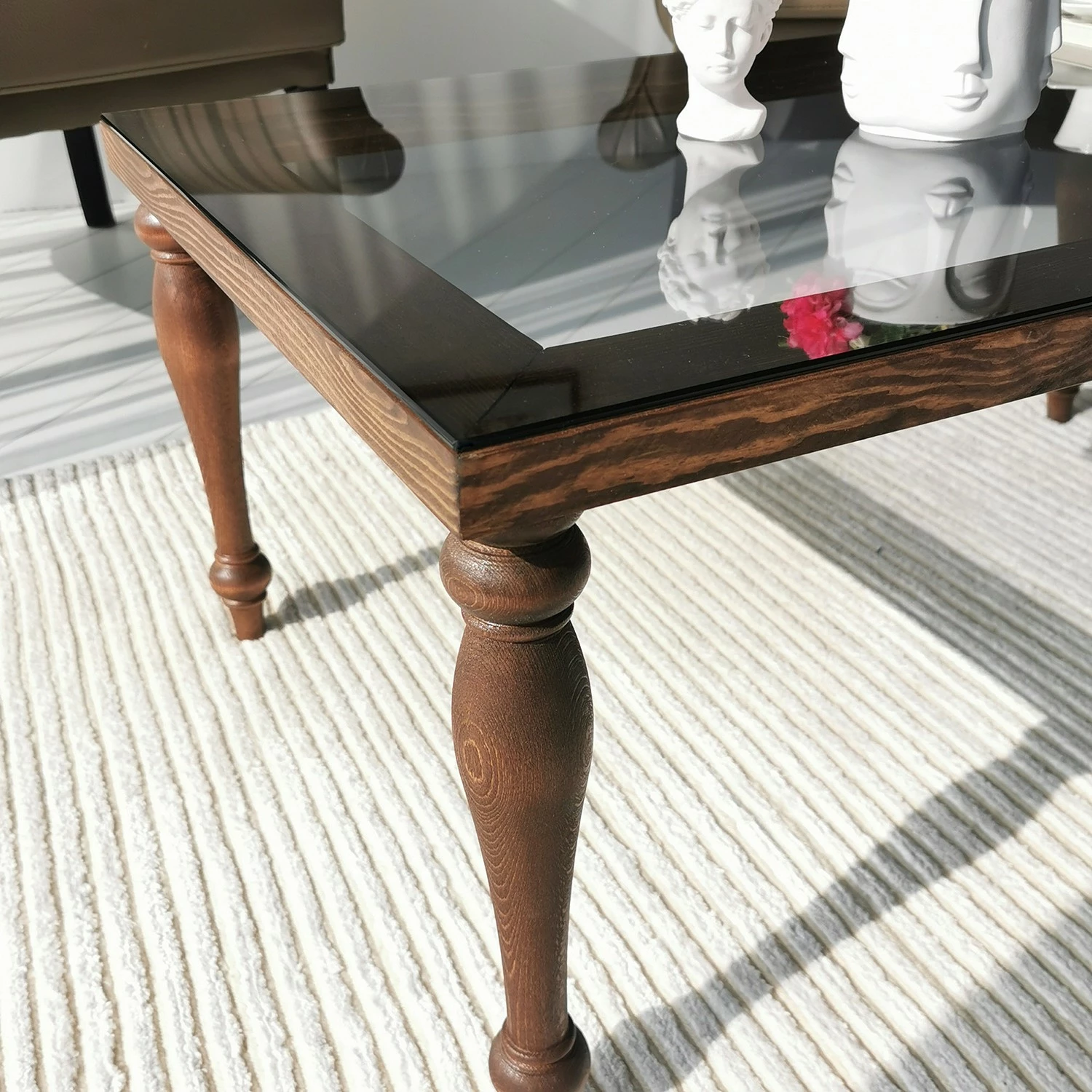 Ars Natura Table basse Tating - Verre / Noyer massif - Noir fumé / Noyer 11 Ars Natura Table basse Tating - Verre / Noyer massif - Noir fumé / Noyer – Image 9