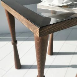 Ars Natura Bout de canapé Donatella - Verre / Noyer massif - Noir fumé / Noyer clair -loftscape Boutique 1000333706 220302 030 DETAILS P000000001000333706