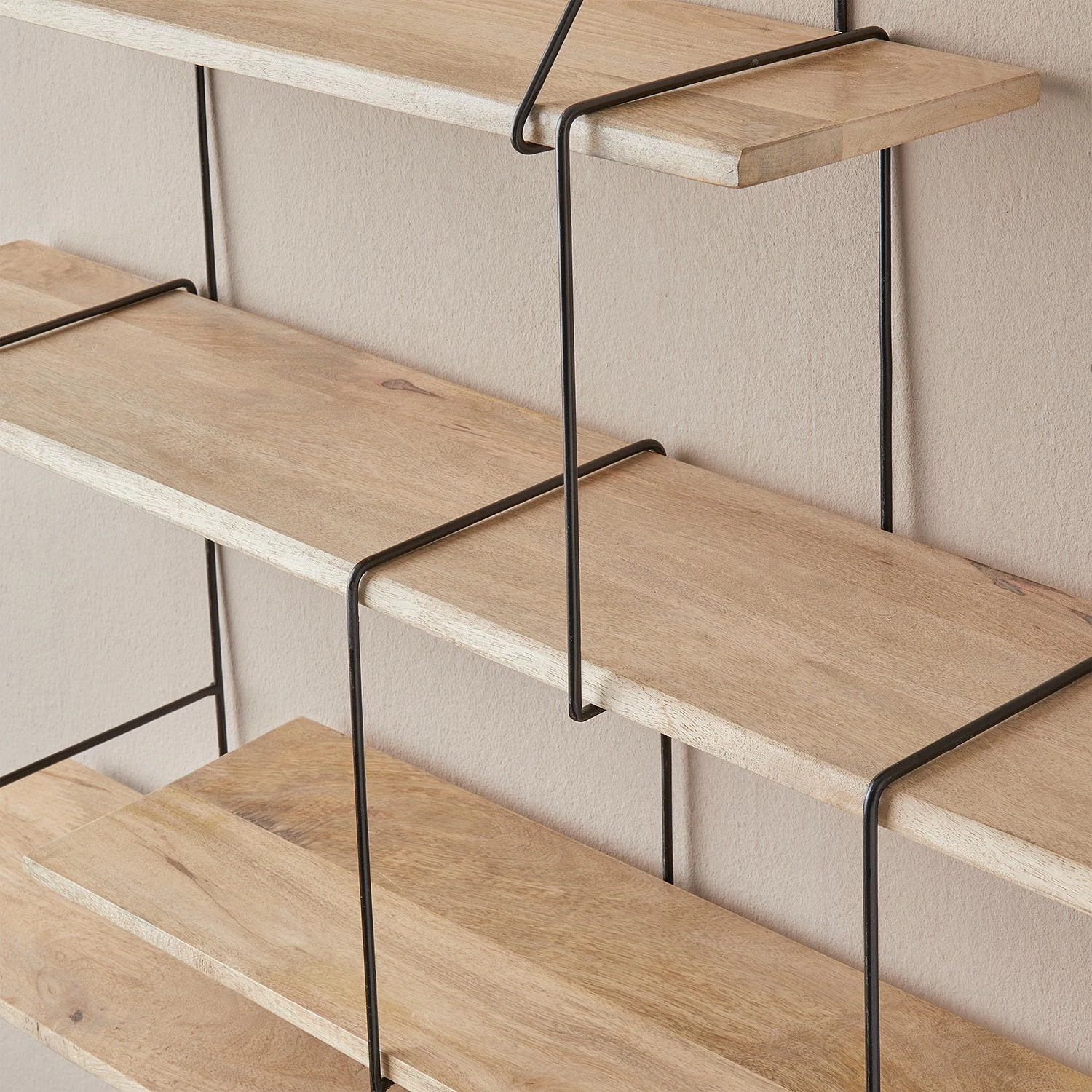 Butlers Étagère murale LIMBO - Chêne massif / Aluminium - Noir / Naturel 5 Butlers Étagère murale LIMBO - Chêne massif / Aluminium - Noir / Naturel – Image 3