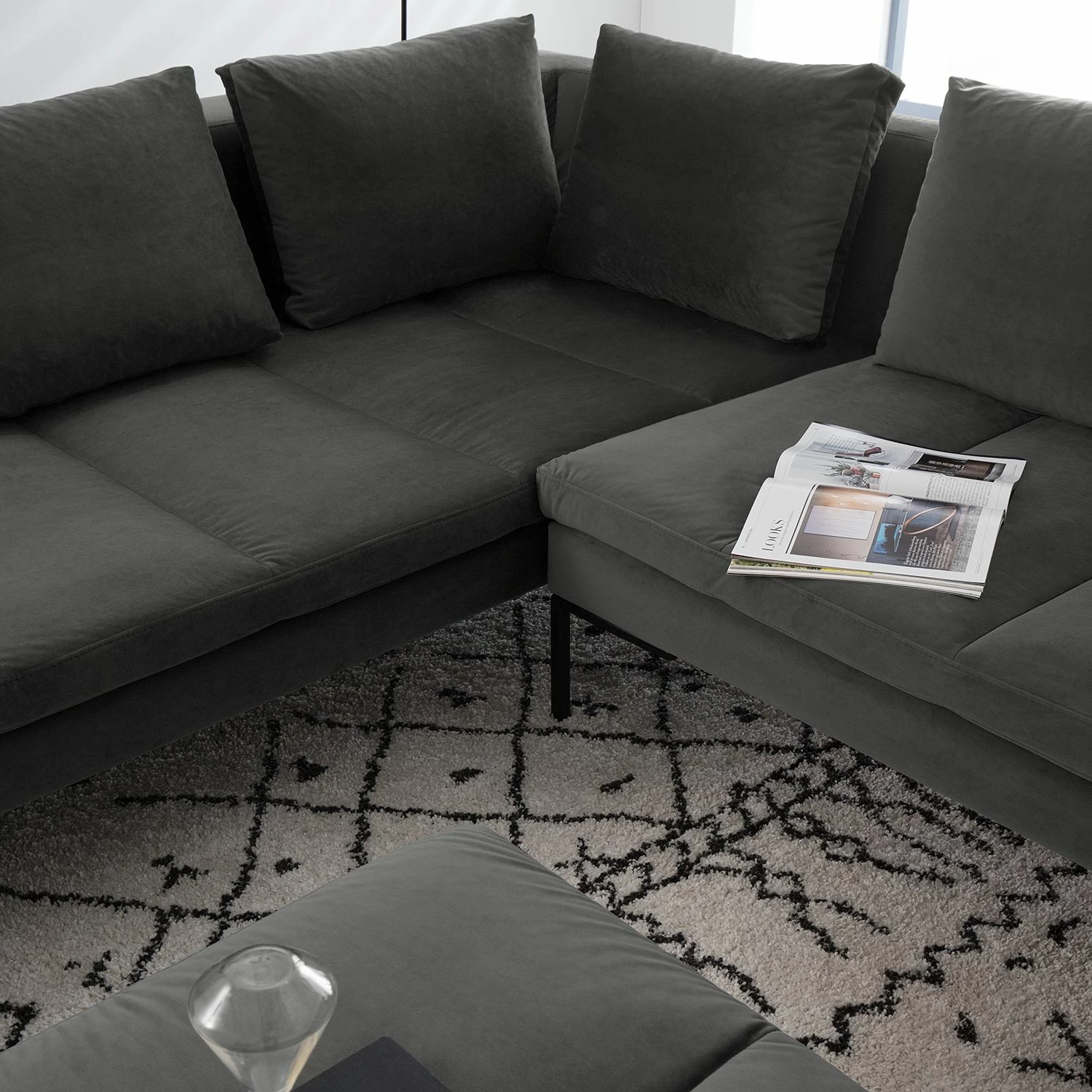 Studio Copenhagen Canapé d’angle Madison III - Velours Shyla: Vert de gris - Angle à gauche (vu de face) 7 Studio Copenhagen Canapé d’angle Madison III - Velours Shyla: Vert de gris - Angle à gauche (vu de face) – Image 5