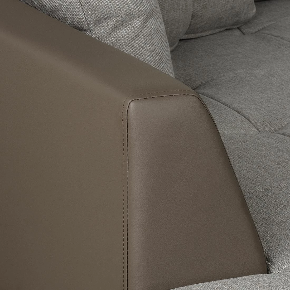 Roomscape Canapé d'angle Tosya - Cuir synthétique taupe / Tissu structuré gris - Méridienne à gauche (vue de face) 14 Roomscape Canapé d'angle Tosya - Cuir synthétique taupe / Tissu structuré gris - Méridienne à gauche (vue de face) – Image 12