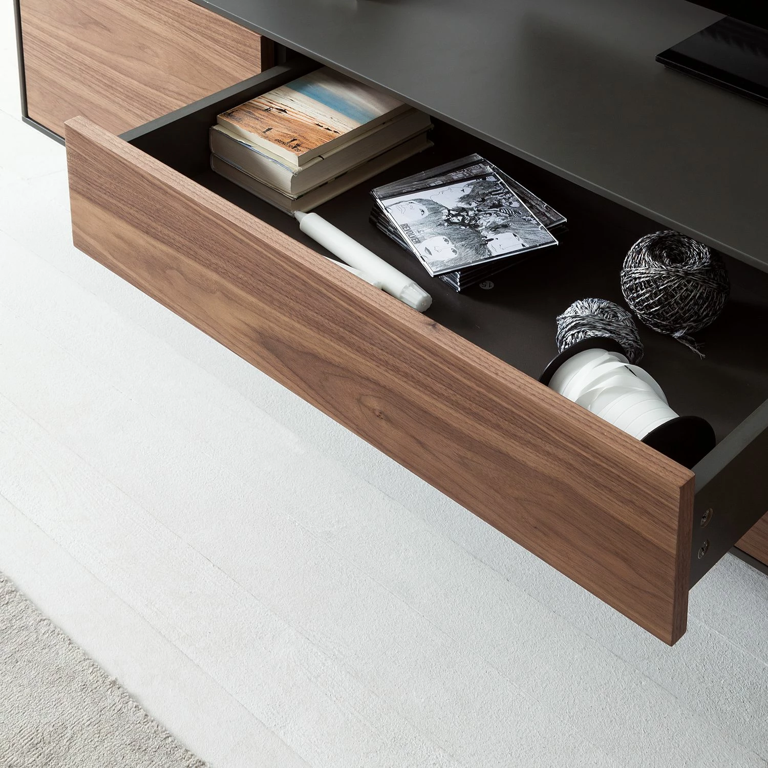 Studio Copenhagen Meuble TV Payara - Noyer / Anthracite 10 Studio Copenhagen Meuble TV Payara - Noyer / Anthracite – Image 8